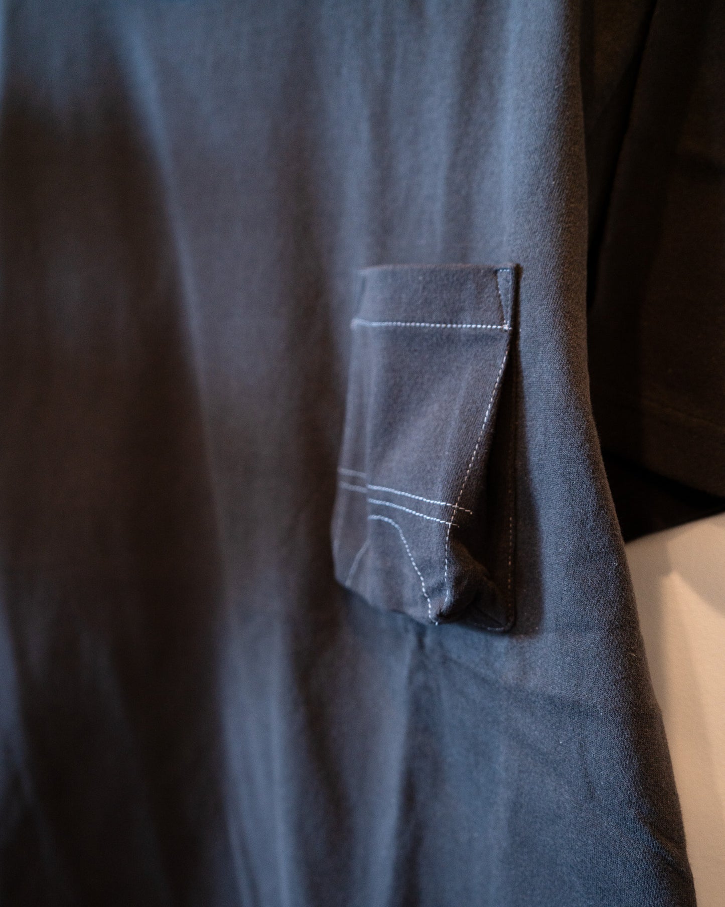 BASIC POCKET T - FADE GRAY