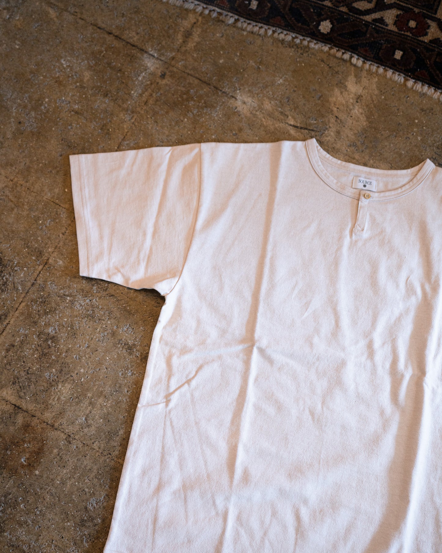 DARU HENRY NECK S/S T - ECRU