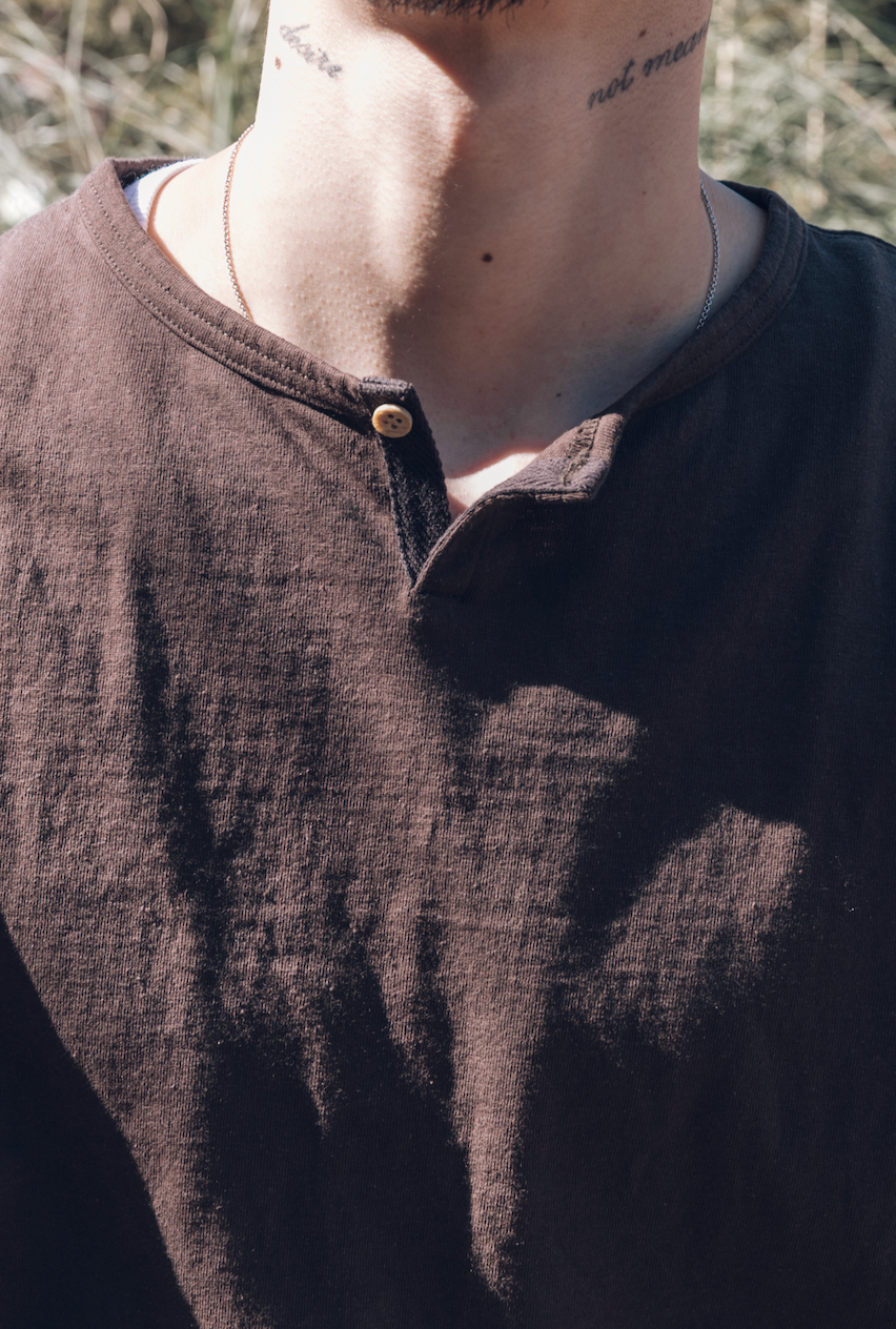 DARU HENRY NECK S/S T - BROWN