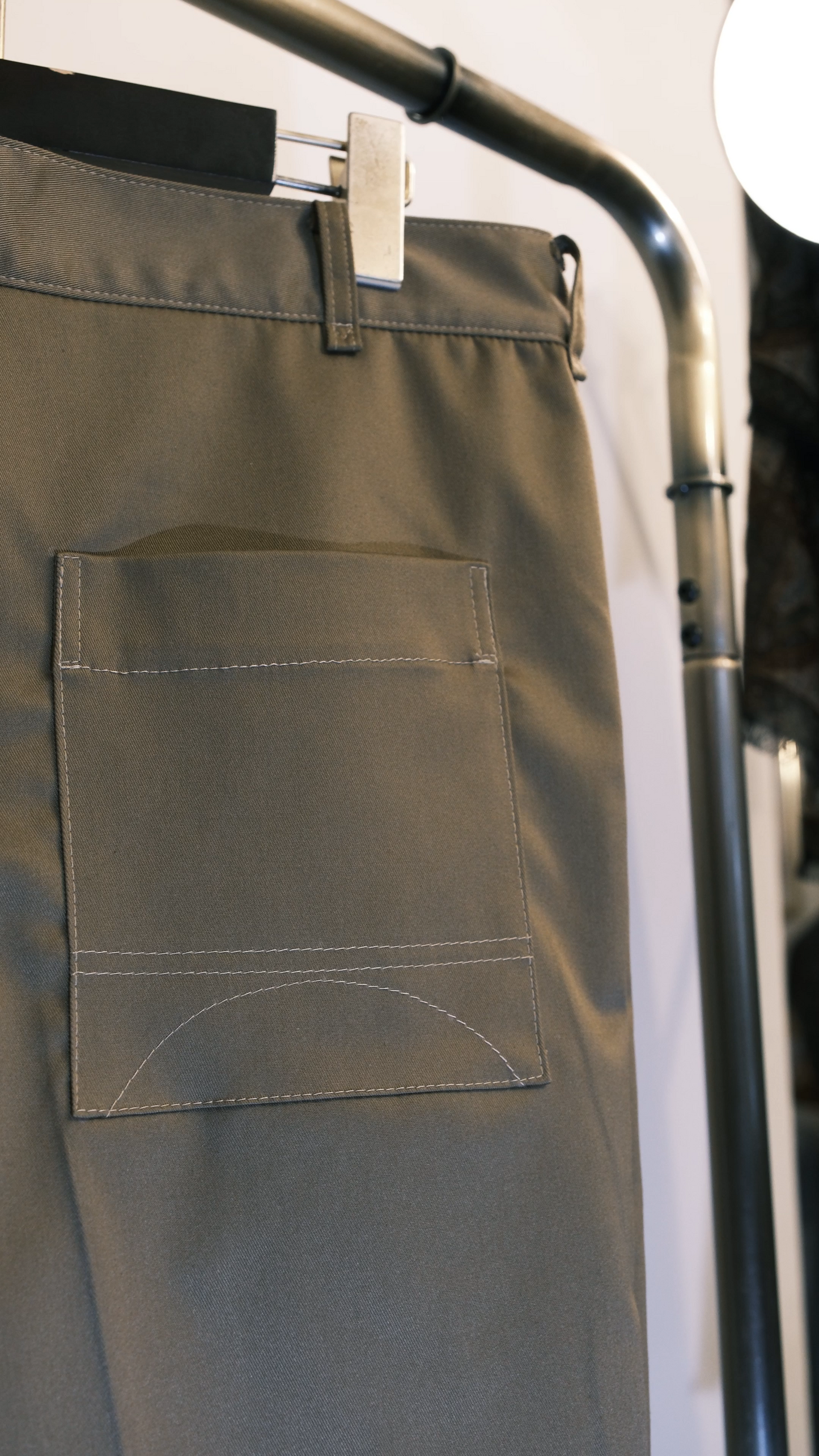 BASIC 1 TUCK PANTS-KHAKI