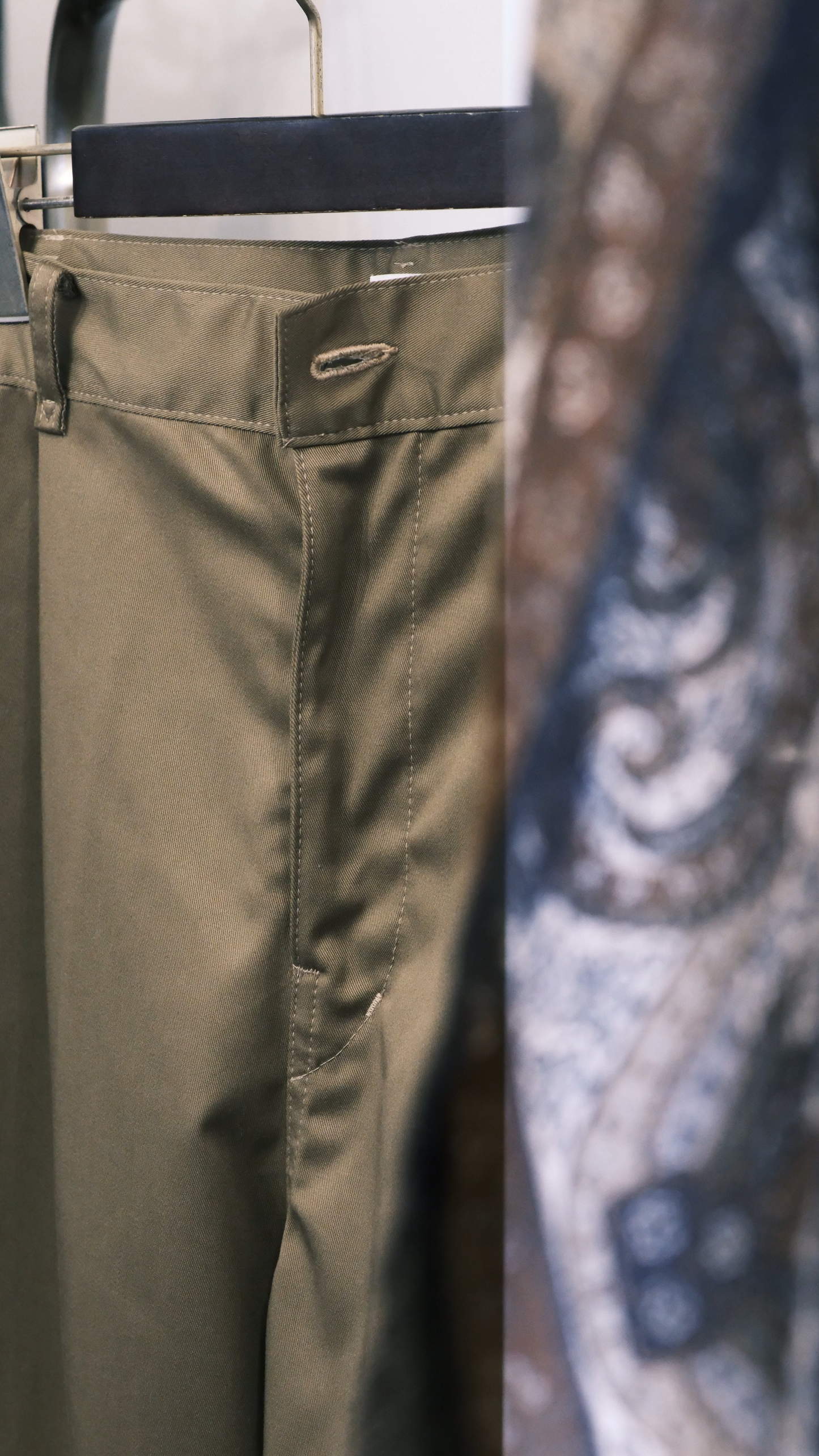 BASIC 1 TUCK PANTS-KHAKI