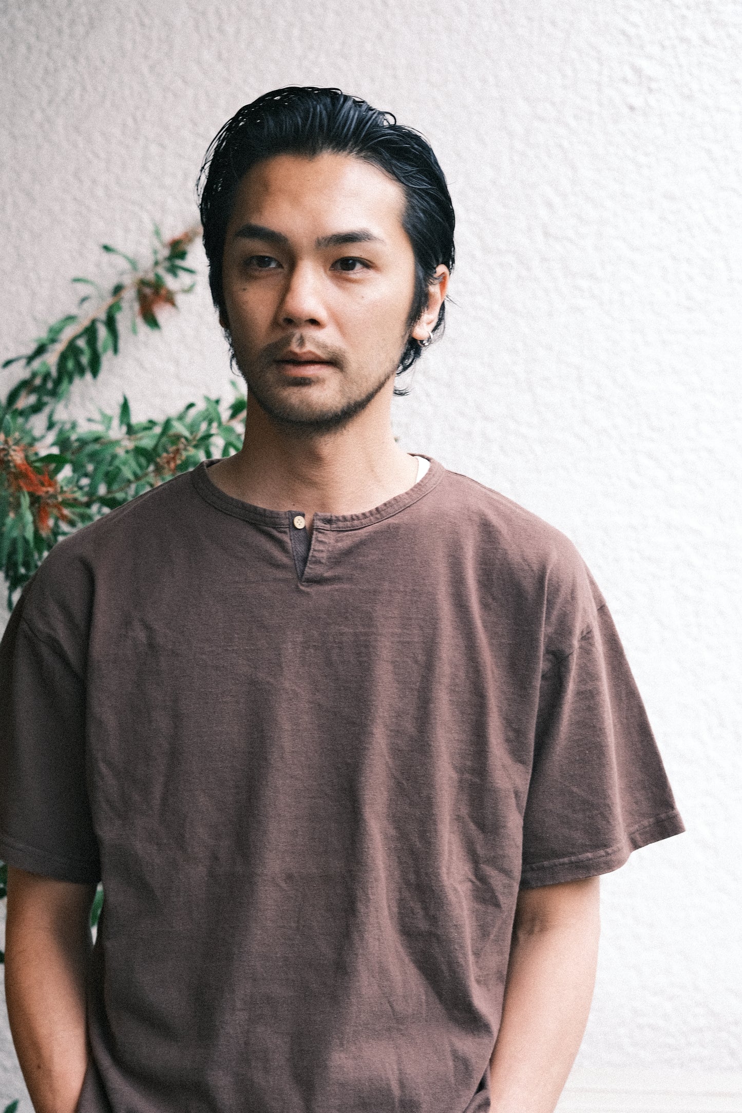 DARU HENRY NECK S/S T - BROWN