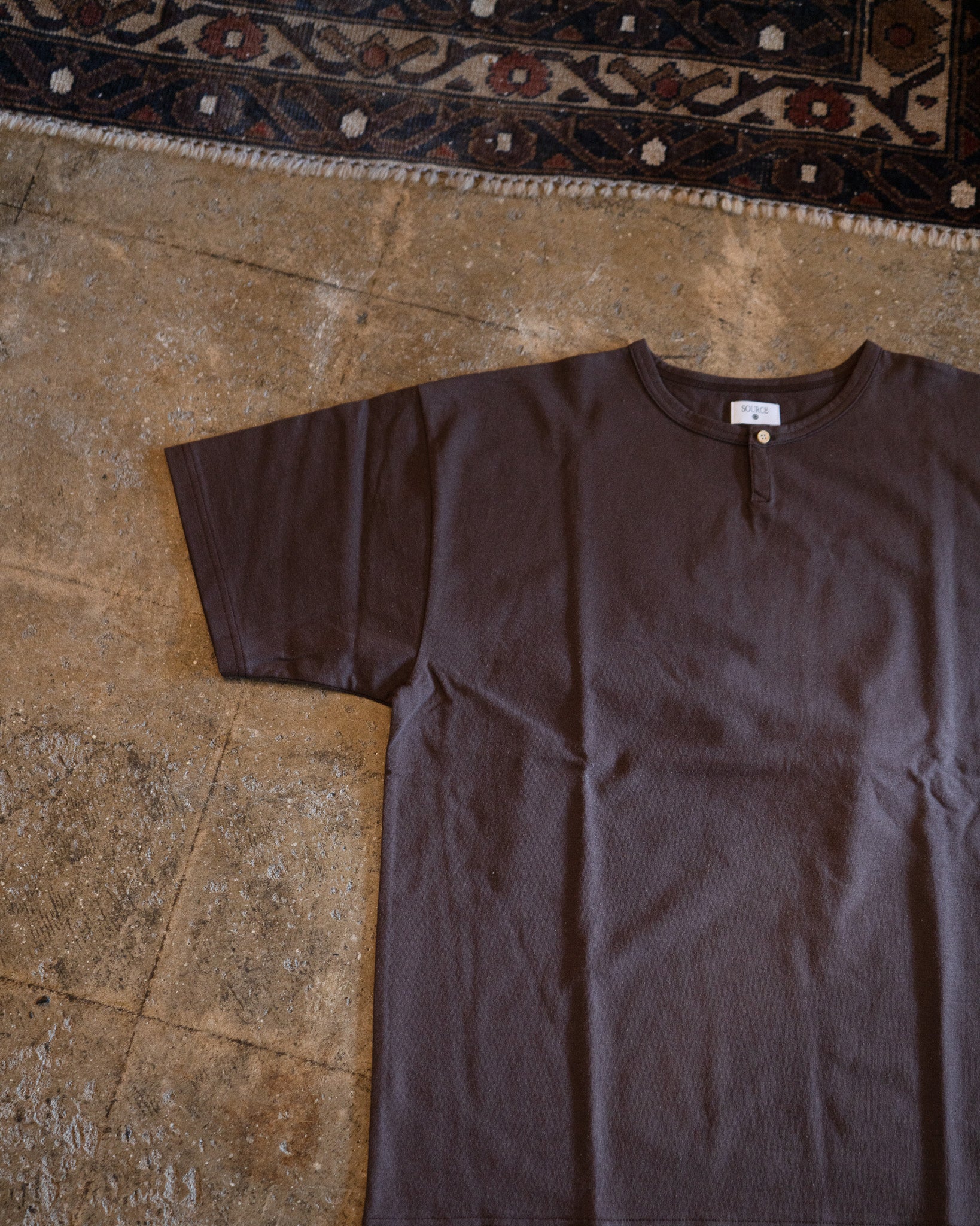 DARU HENRY NECK S/S T - BROWN – SOURCE