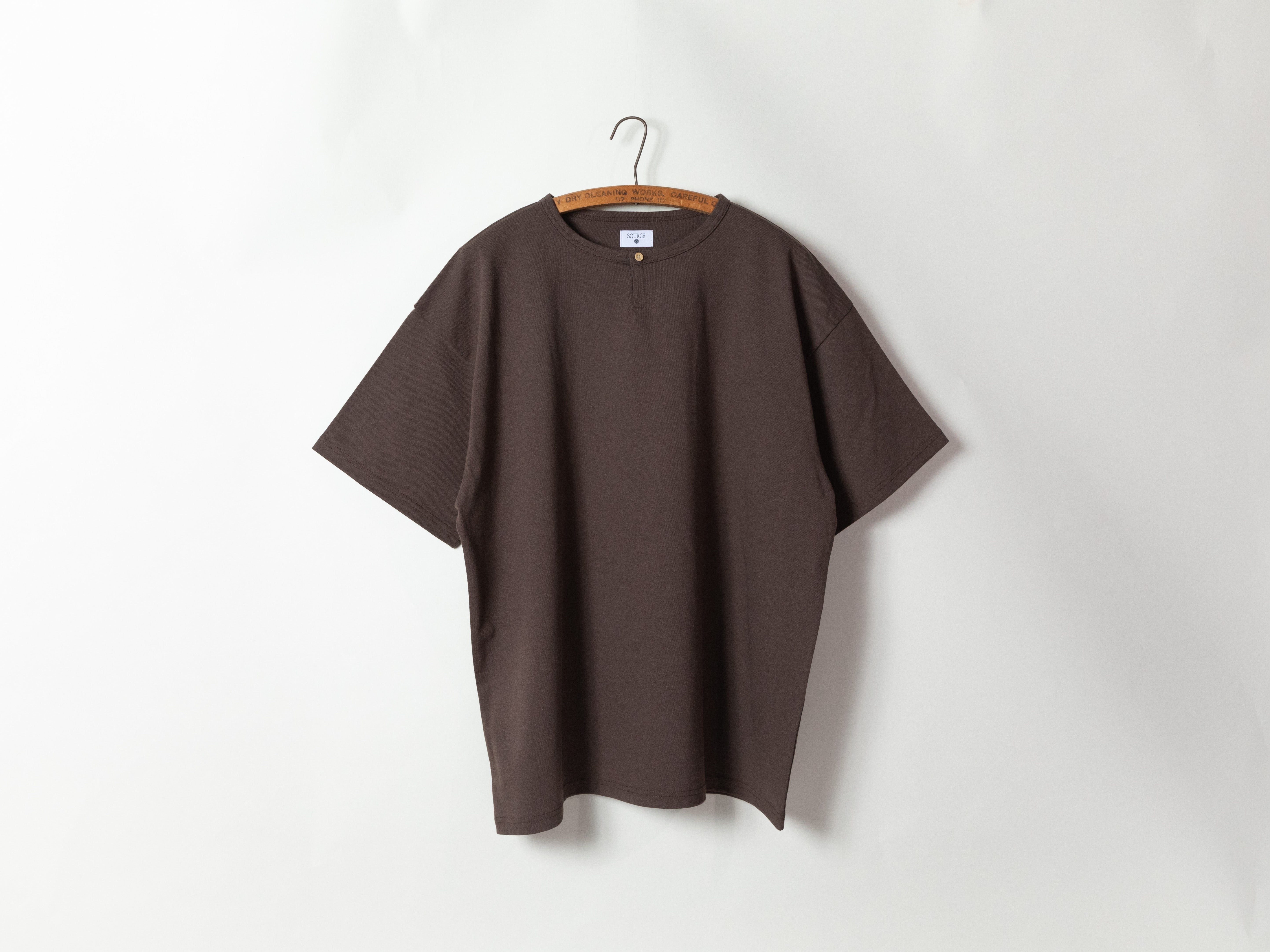【即完品】SOURCE DARU HENRY NECK L/S T-BROWN DARU HENRY NECK S/S T - BROWN – SOURCE